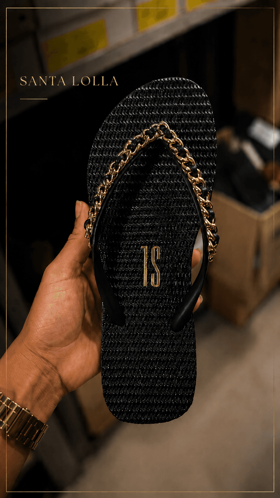 Chinelo Santa Lolla preto com corrente dourada