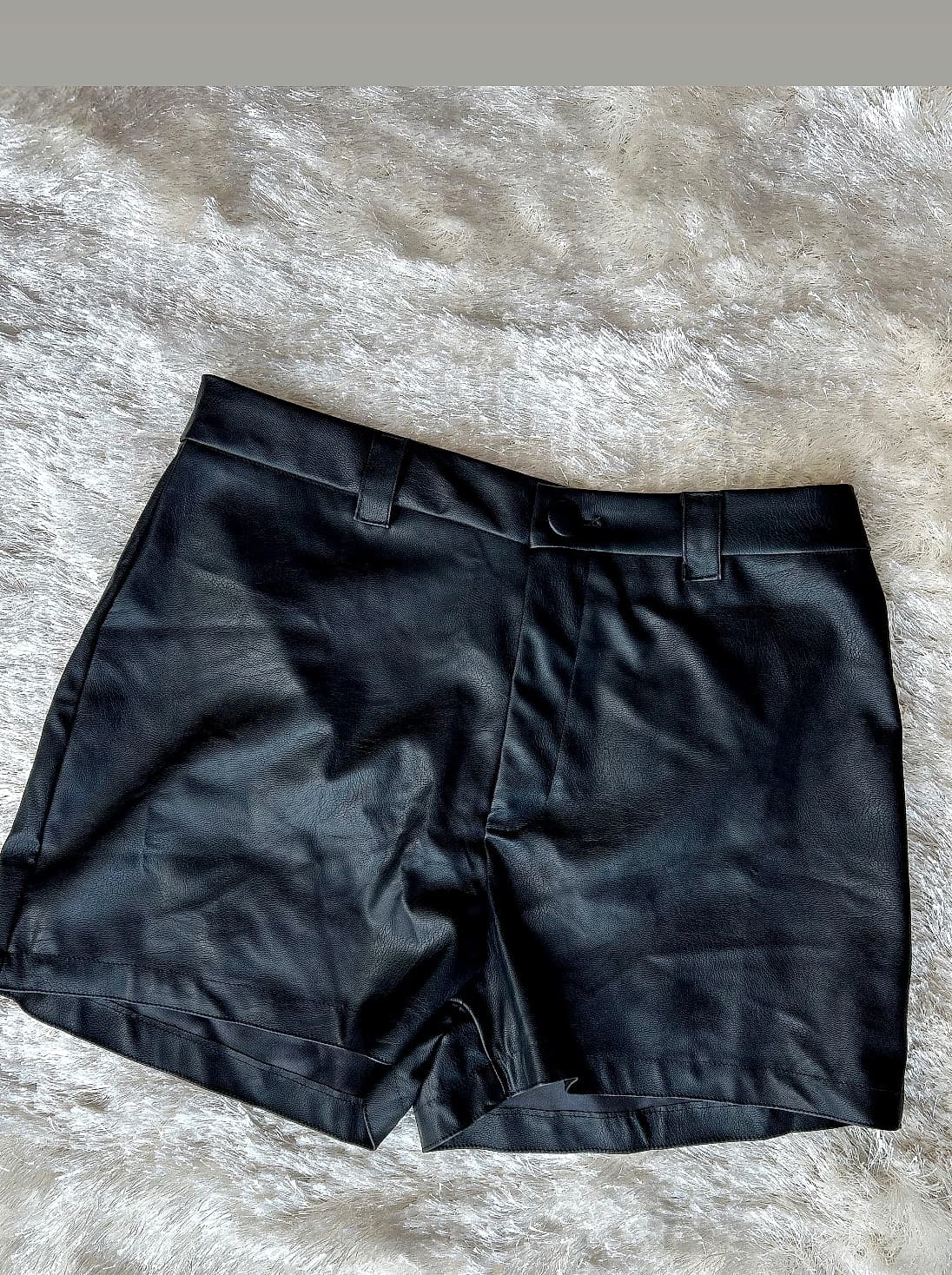 Short Feminino Couro Sintético Preto — Boutique Eva Milhomem