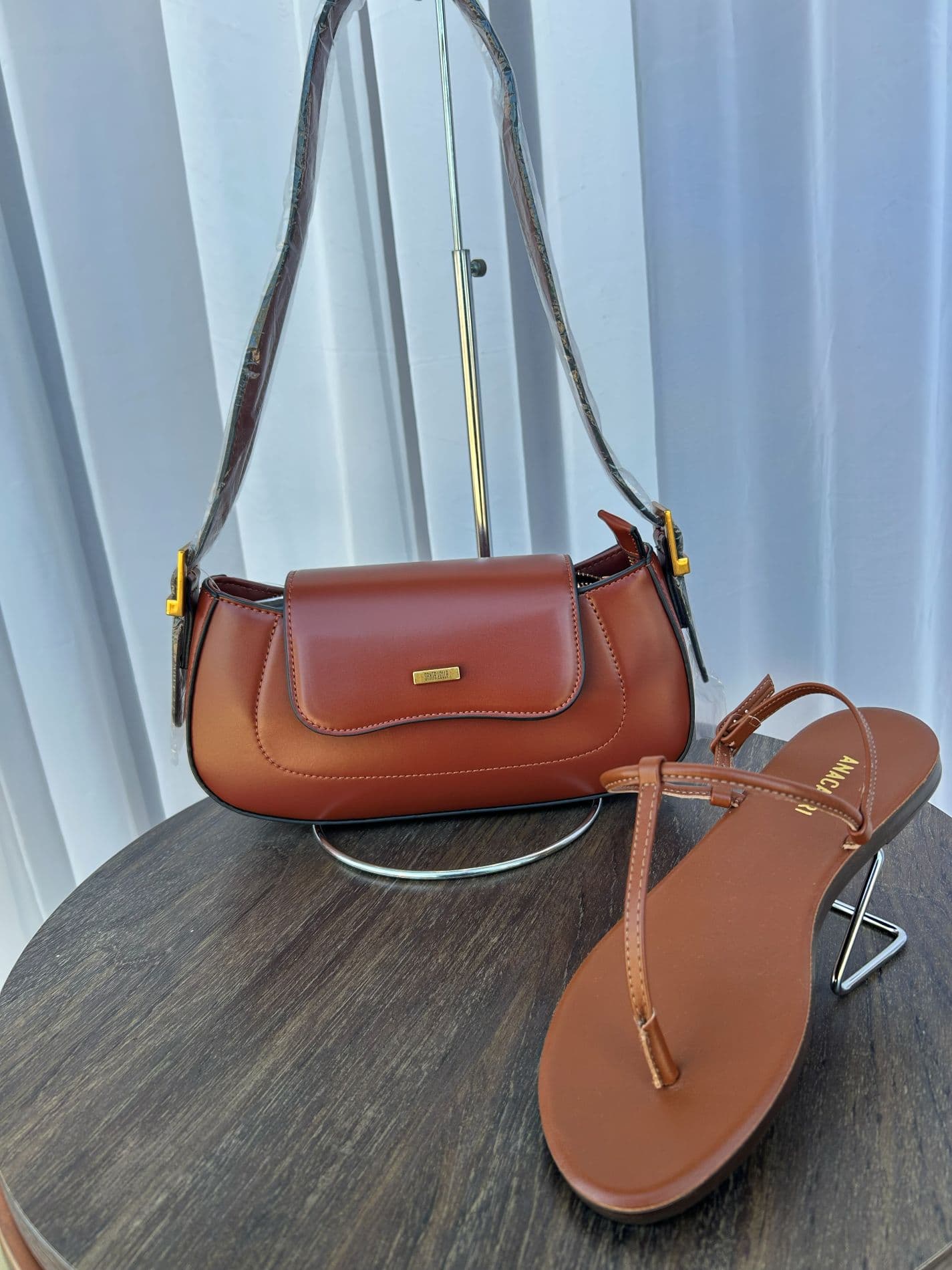 Bolsa Santa Lolla caramelo com fivela dourada