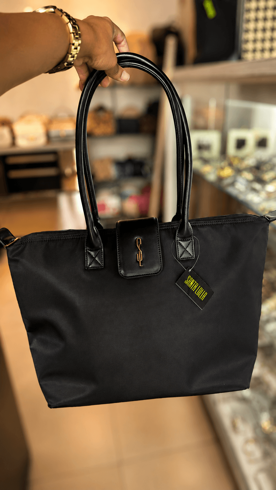 Bolsa tote Santa Lolla nylon preta monograma SL dourado