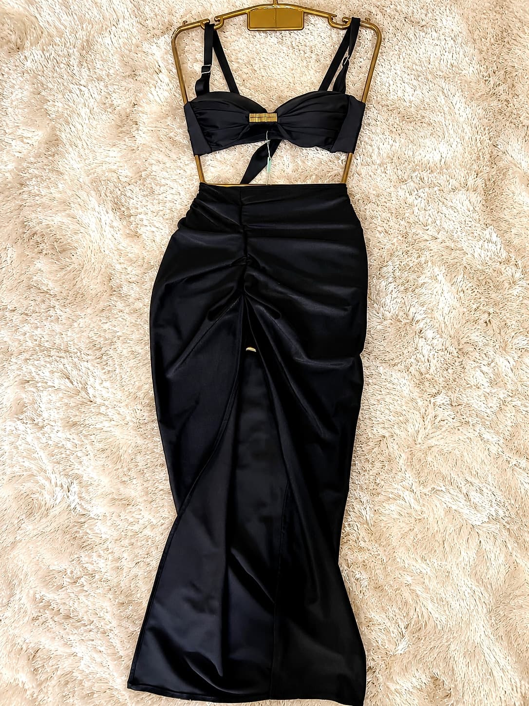Saída Sauê — conjunto cetim preto top e saia drapeada — Boutique Eva Milhomem